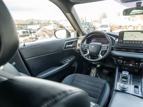 Used 2023 Mitsubishi Outlander SE Black Edition image 17