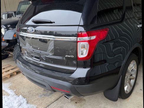 Used 2014 Ford Explorer XLT w/ Equipment Group 202A image 2