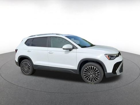 Used 2025 Volkswagen Taos SE FWD image 2