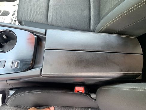 Used 2025 Nissan Rogue SV FWD image 25