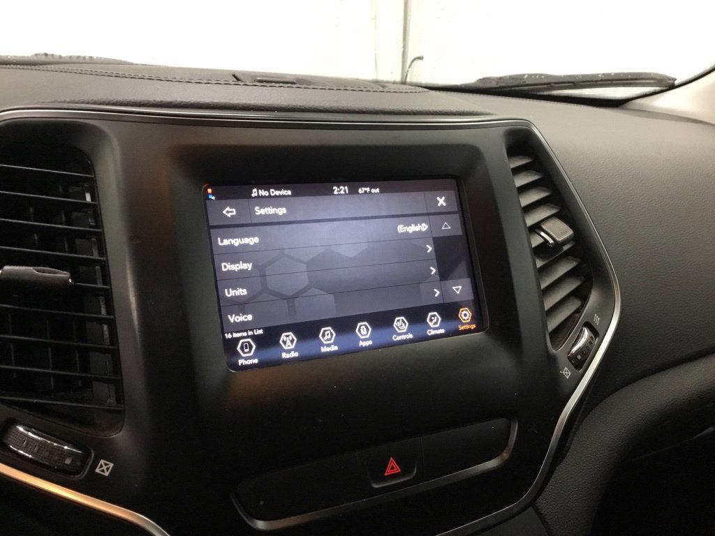Used 2019 Jeep Cherokee Latitude w/ Cold Weather Group FWD image 23