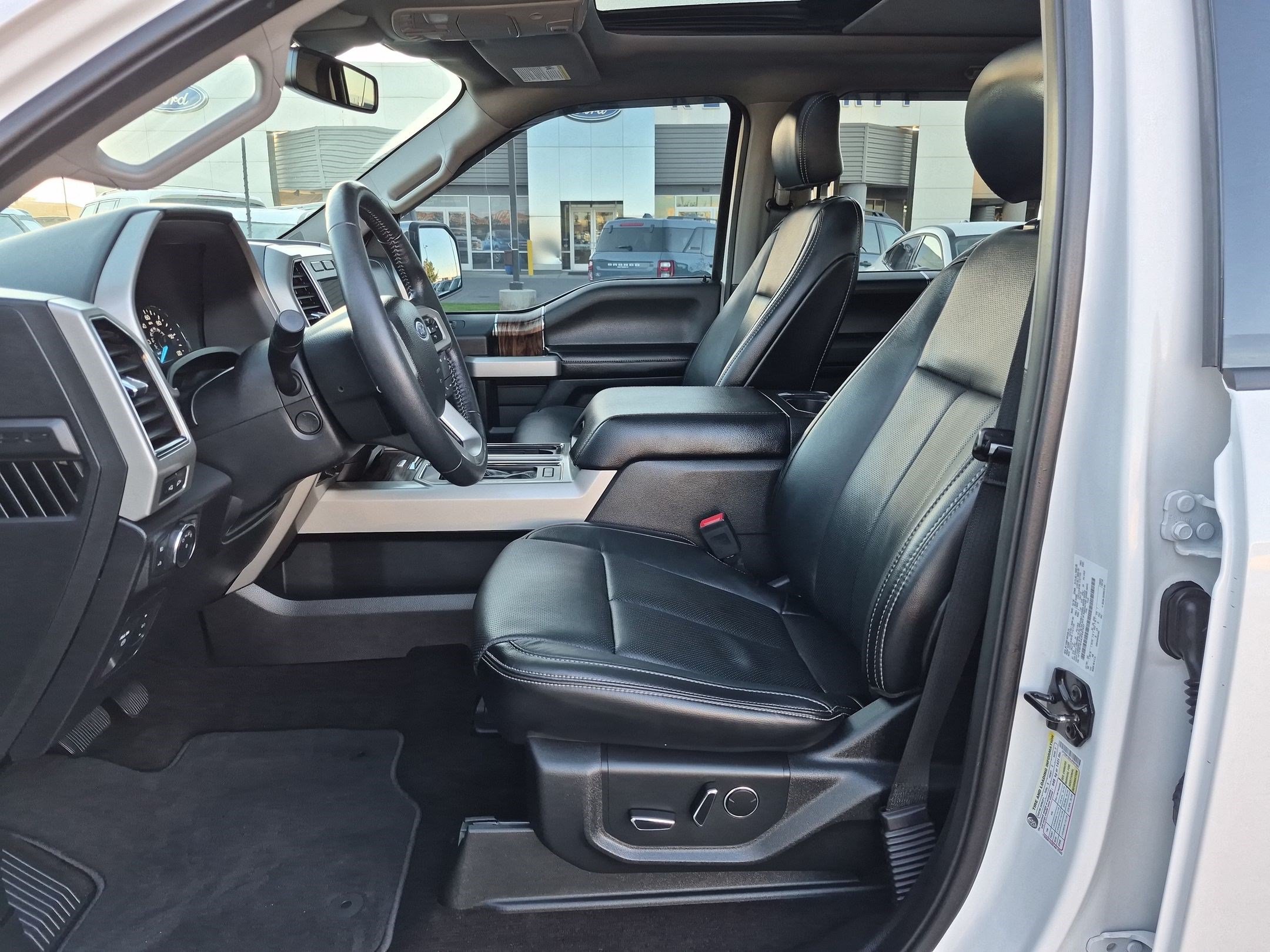 Used 2018 Ford F150 Lariat w/ Equipment Group 502A Luxury AWD/4WD image 17