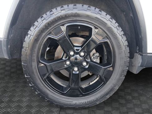 Used 2019 Jeep Grand Cherokee Laredo AWD/4WD image 23