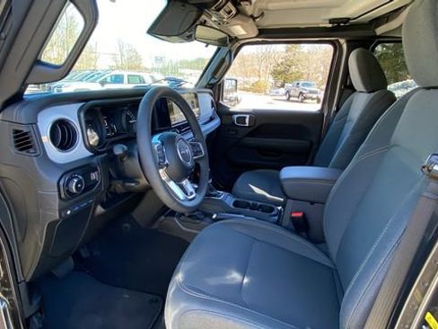 Used 2025 Jeep Wrangler Unlimited Sahara AWD/4WD image 29