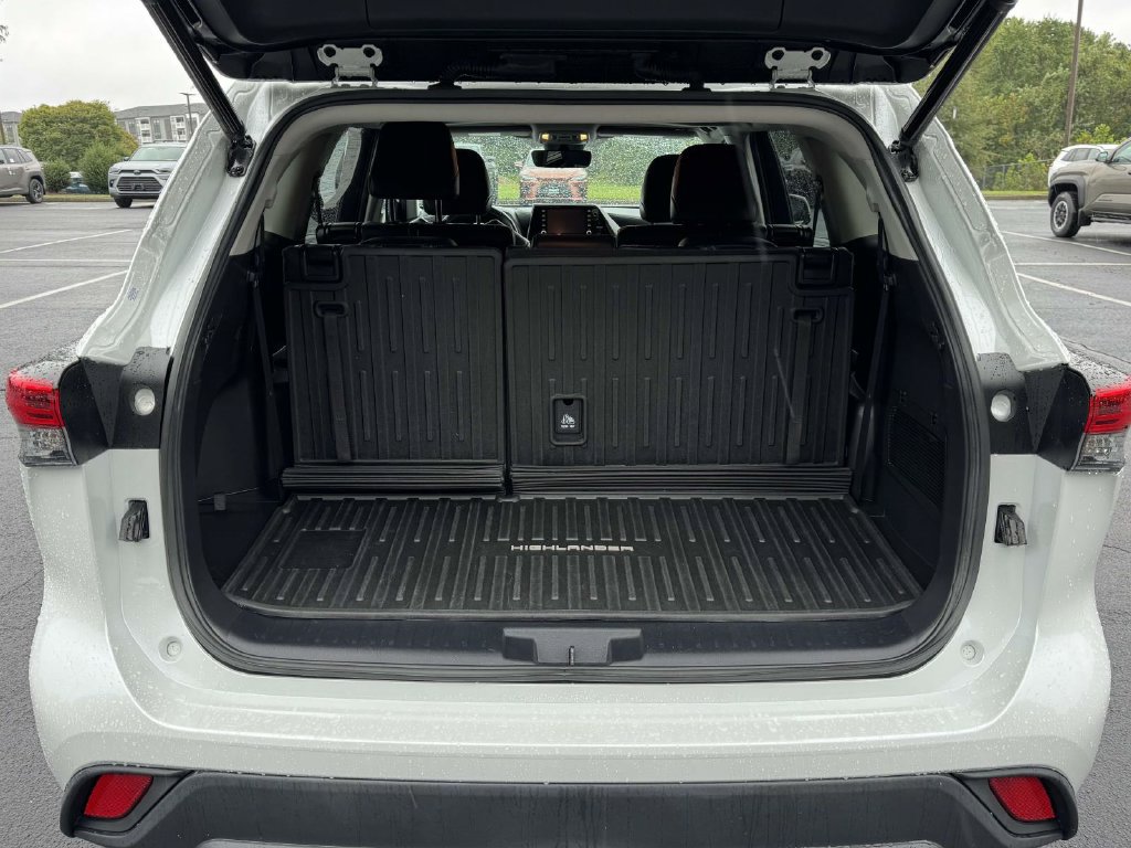 Used 2022 Toyota Highlander XLE AWD/4WD image 15