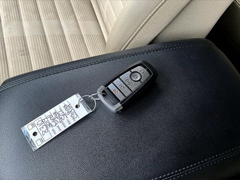 Used 2019 Ford Edge SEL image 32