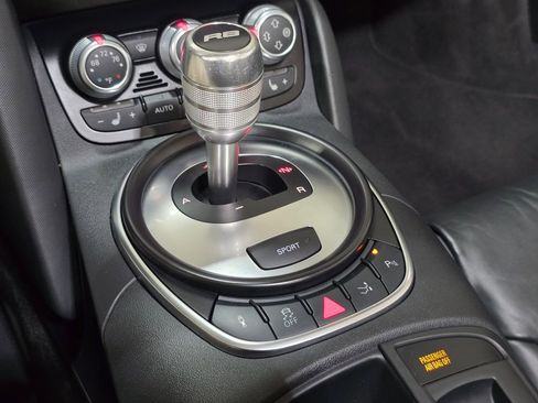 Used 2011 Audi R8 V8 w/ Convenience Pkg image 15