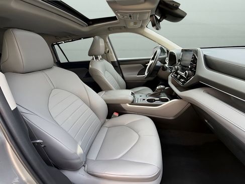 Used 2021 Toyota Highlander XLE image 17
