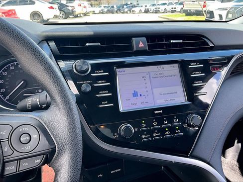 Used 2020 Toyota Camry LE image 6