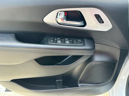 Used 2025 Chrysler Pacifica Limited FWD image 19