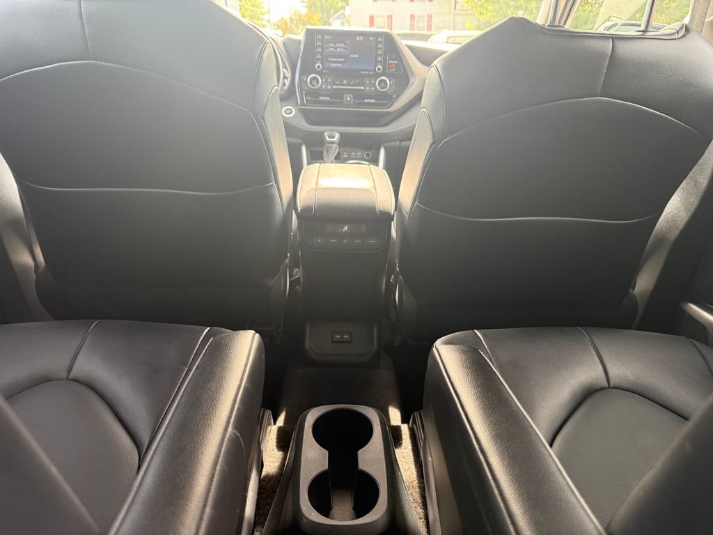 Used 2022 Toyota Highlander XLE AWD/4WD image 26