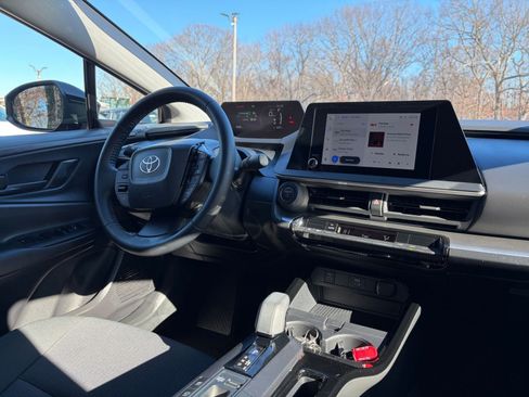 Used 2025 Toyota Prius LE image 32