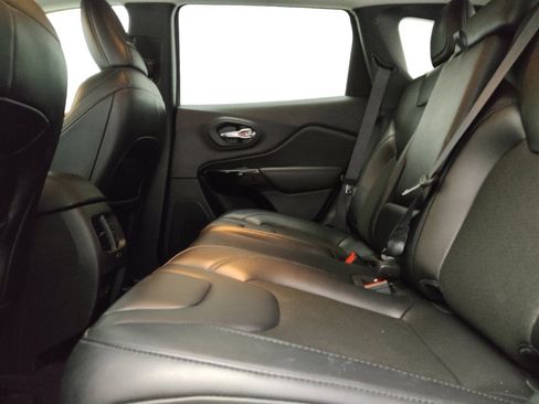 Used 2021 Jeep Cherokee Latitude Plus FWD image 18
