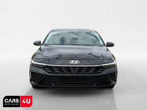 Used 2025 Hyundai Elantra SE w/ Cargo Package FWD image 2