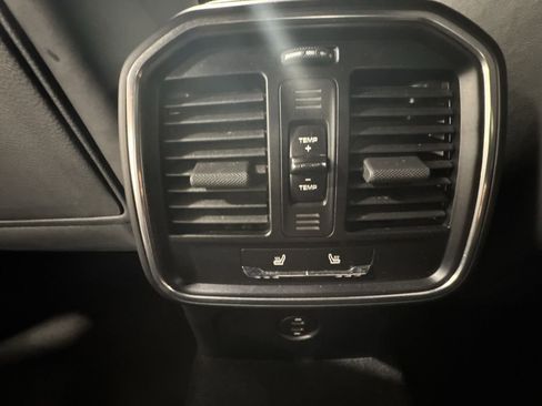 Used 2024 Porsche Macan image 32