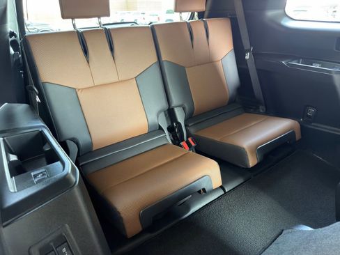 Used 2024 Lexus GX 550 w/ Accessory Package (31) AWD/4WD image 34