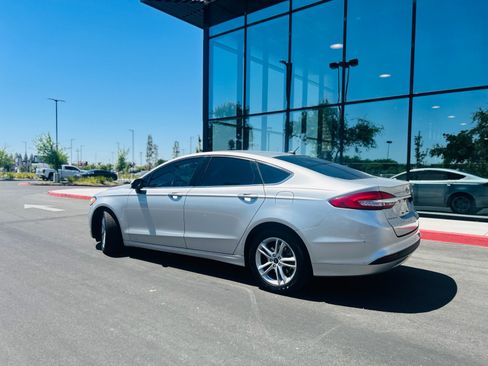 Used 2018 Ford Fusion SE FWD image 4