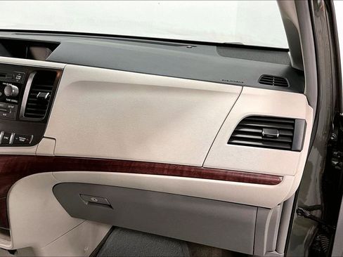 Used 2013 Toyota Sienna XLE image 18