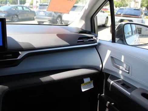 Certified 2026 Toyota Sienna XLE FWD image 18