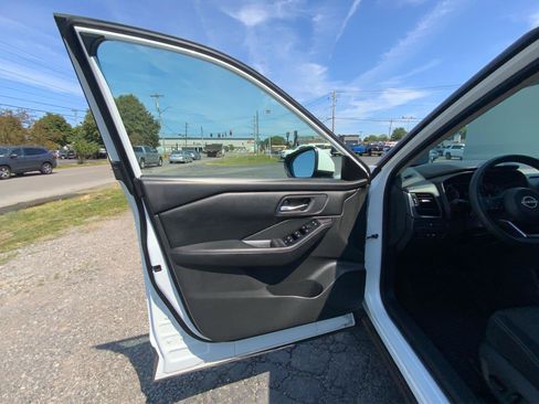 Used 2024 Nissan Rogue SV AWD/4WD image 19