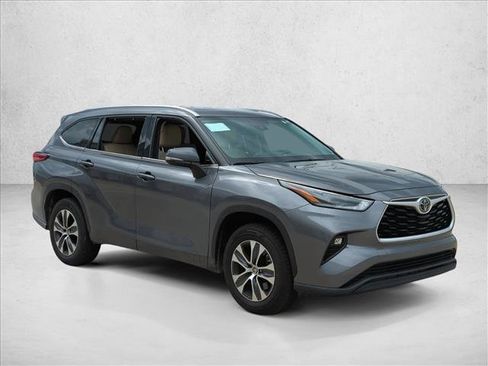Certified 2021 Toyota Highlander XLE FWD image 3