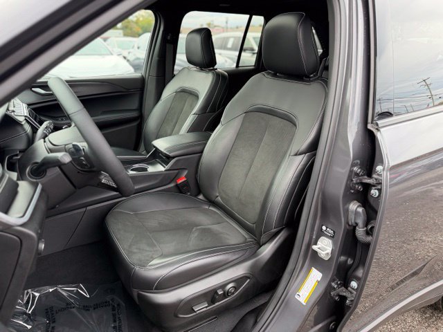 Used 2025 Jeep Grand Cherokee 4WD image 16