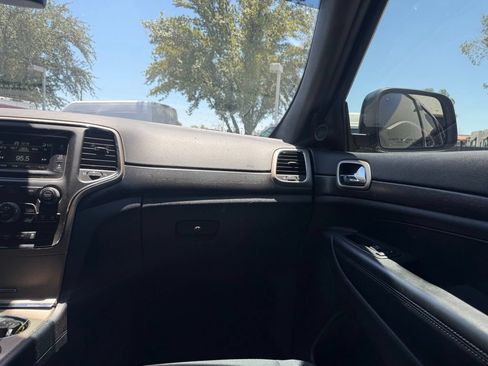 Used 2017 Jeep Grand Cherokee Laredo w/ Quick Order Package 23E AWD/4WD image 7