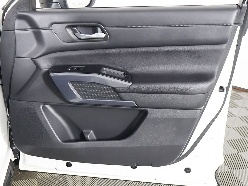 Used 2024 Nissan Pathfinder SL AWD/4WD image 26