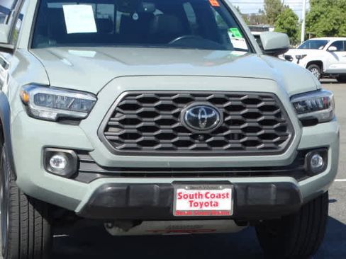 Used 2022 Toyota Tacoma TRD Off-Road w/ TRD Premium Off Road Package AWD/4WD image 4