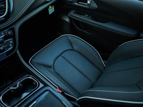 New 2026 Chrysler Pacifica Limited AWD/4WD image 27