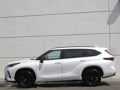 Certified 2025 Toyota Highlander XSE AWD/4WD image 4