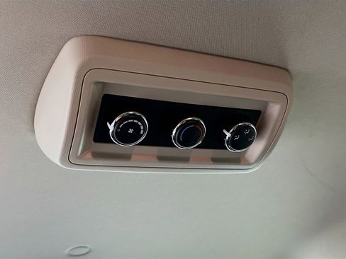 Used 2018 Dodge Grand Caravan SE w/ UConnect Hands-Free Group image 23