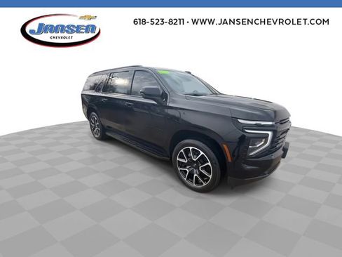 Used 2025 Chevrolet Suburban RST image 2