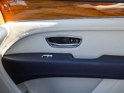 Used 2023 Bentley Bentayga Extended Wheelbase image 21