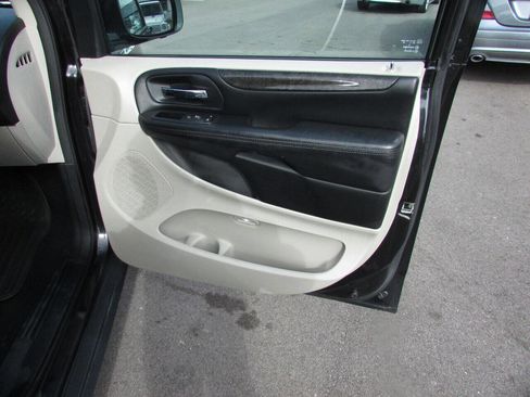 Used 2015 Dodge Grand Caravan SXT image 33