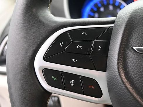 Used 2024 Chrysler Pacifica Touring-L FWD image 31