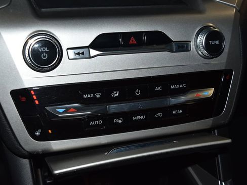 Used 2022 Ford Explorer XLT w/ Equipment Group 202A image 13