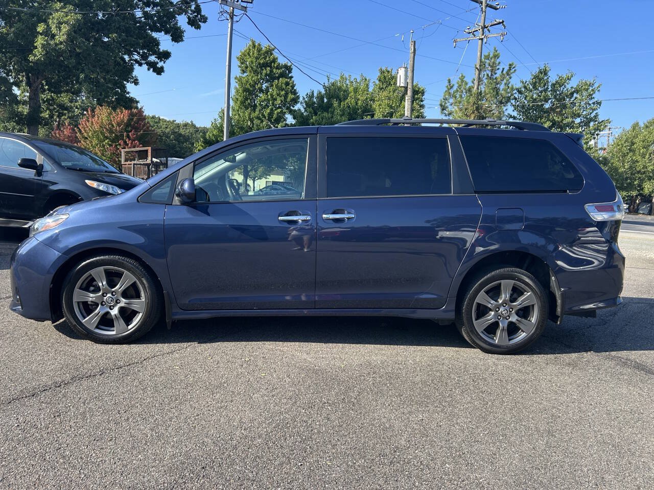 Used 2020 Toyota Sienna SE FWD image 11