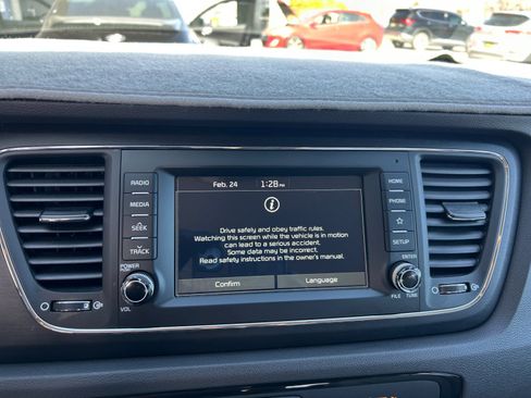 Used 2021 Kia Sedona LX image 19