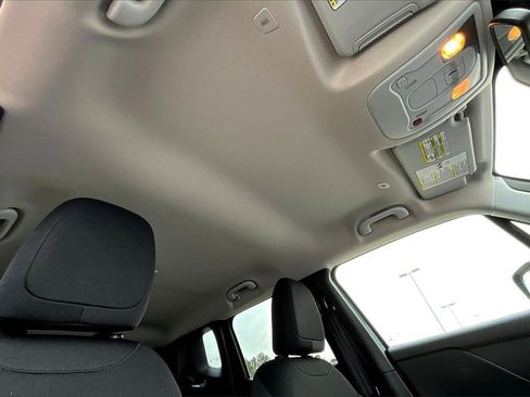 Used 2023 Jeep Renegade Latitude w/ Premium Group image 22