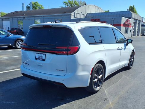 Used 2025 Chrysler Pacifica Limited FWD image 4