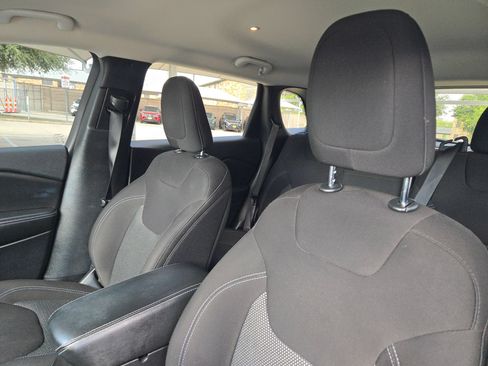Used 2019 Jeep Cherokee Latitude w/ Popular Appearance Group FWD image 9