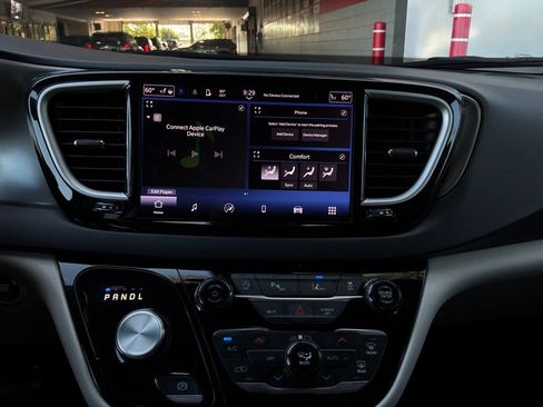 Used 2024 Chrysler Pacifica Touring-L FWD image 32