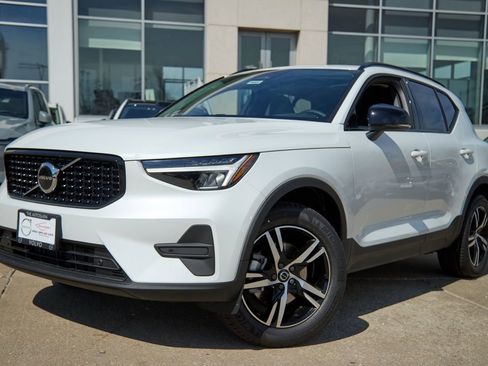New 2026 Volvo XC40 B5 Core w/ Climate Package AWD/4WD image 2