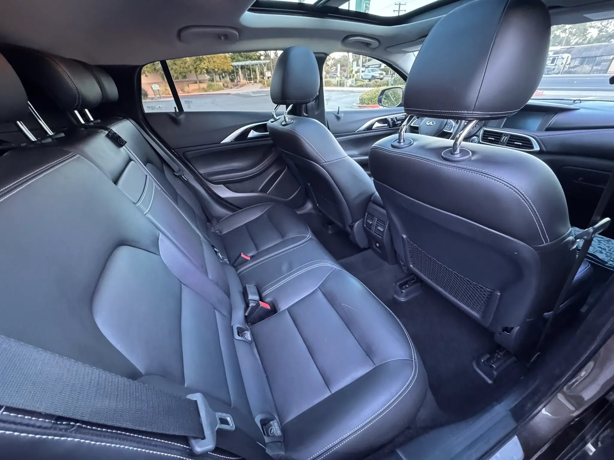 Used 2017 INFINITI QX30 Premium w/ Cargo Package FWD image 14