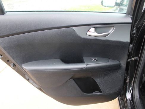 Used 2019 Kia Forte LXS FWD image 9