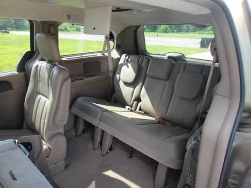 Used 2013 Chrysler Town & Country Touring-L w/ Entertainment Group #2 FWD image 18