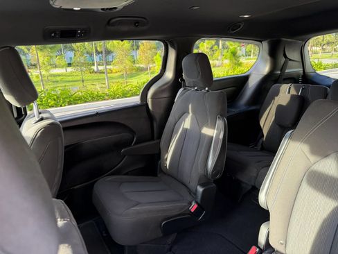 Used 2020 Chrysler Pacifica Touring w/ S Appearance Package FWD image 37