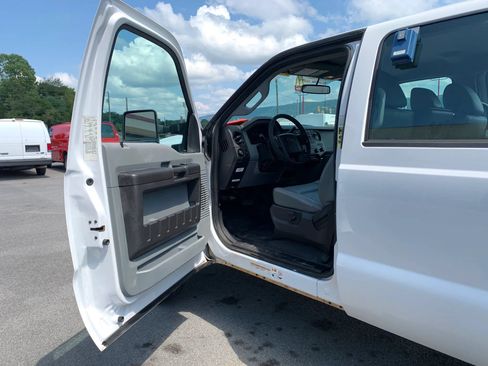 Used 2016 Ford F550 4x4 Crew Cab Super Duty w/ Power Equipment Group image 8