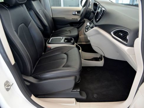 Used 2023 Chrysler Pacifica Touring-L FWD image 31